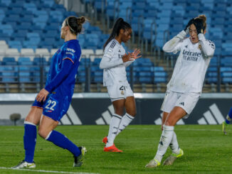 La delantera francesa del Real Madrid Naomie Feller (c) lamenta una acción durante un encuentro correspondiente a la Liga de Campeones de la UEFA entre el Real Madrid y el Chelsea disputado este martes en Madrid. EFE/ Kiko Huesca