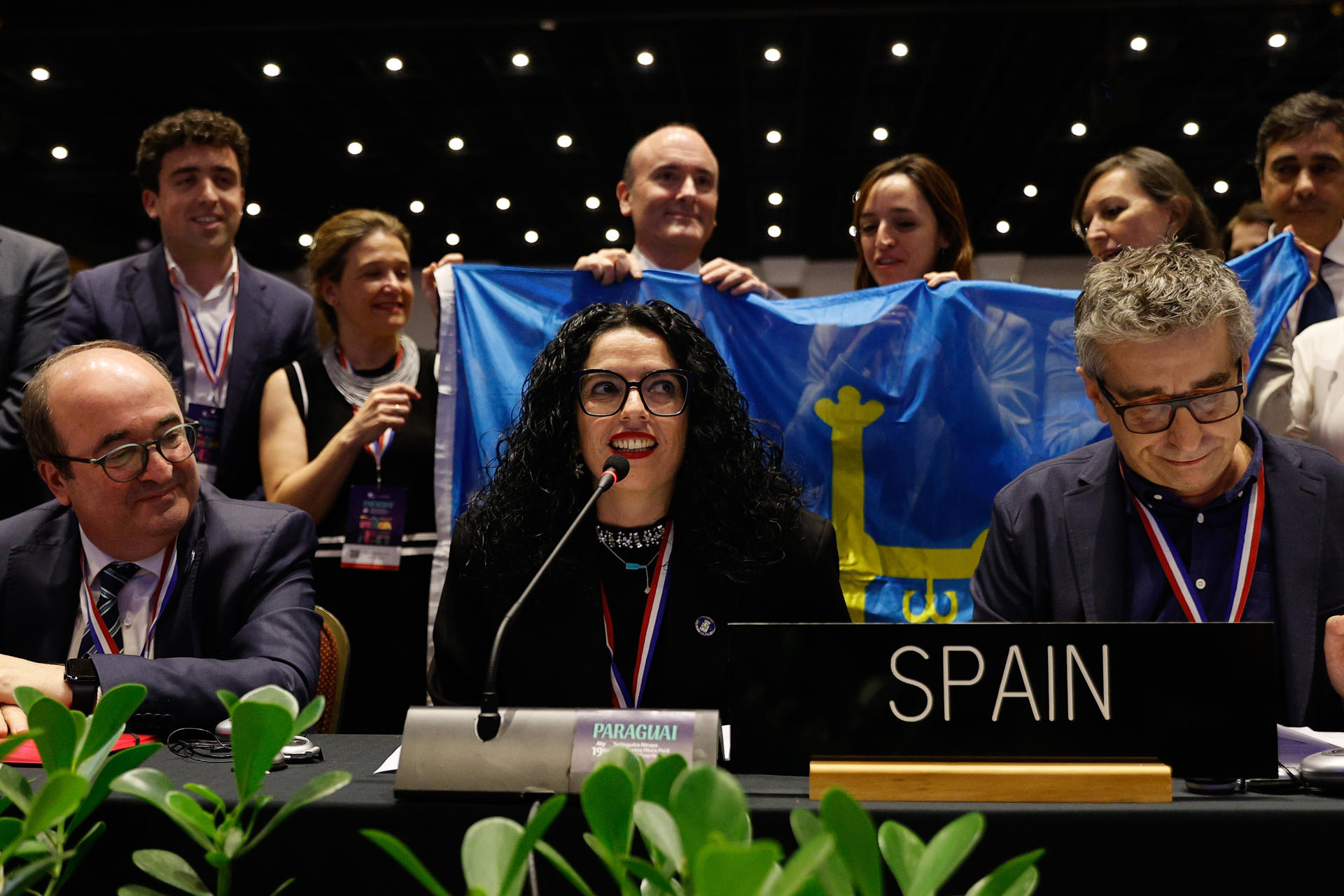 El embajador de España ante la Unesco, Miquel Iceta (i), la consejera de Cultura de Asturias, Vanessa Gutiérrez (c) y el secretario de gobierno del Estado de España, Jordi Marti, celebran el reconocimiento de la Sidra como patrimonio cultural inmaterial de la humanidad por la Unesco, durante la decimonovena sesión del Comité Intergubernamental para la Salvaguardia del Patrimonio Cultural Inmaterial de la Organización de las Naciones Unidas para la Educación, la Ciencia y la Cultura (Unesco) este miércoles, en Luque (Paraguay). EFE/ Juan Pablo Pino
