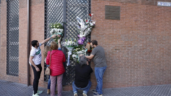 Ofrenda floral este jueves en el memorial a Manuel José García Caparrós, el sindicalista asesinado en la manifestación por la autonomía de Andalucía del 4 de diciembre de 1977. EFE/ Jorge Zapata
