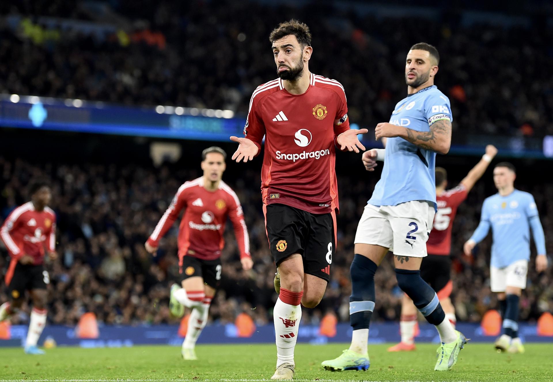 El jugador del Manchester United Bruno Fernandes celebra el gol del empate durante el partido de la Premier League que han jugado Manchester City y Manchester United, en Manchester, Reino Unido. EFE/EPA/PETER POWELL
