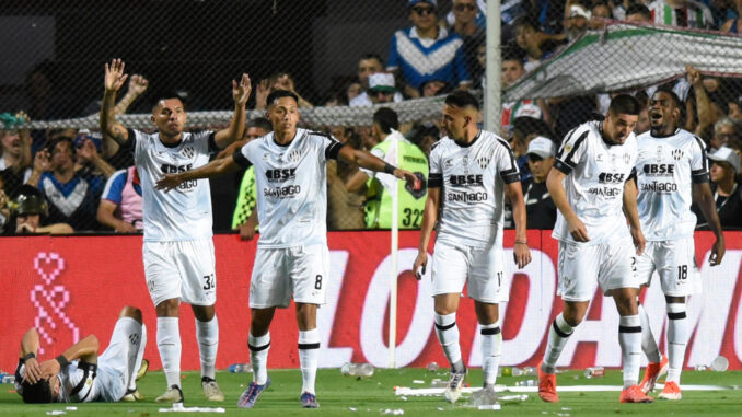 Los jugadores de Central Córdoba se quejan tras recibir objetos lanzados desde la tribuna durante la final de la Copa Argentina ante Velez Sarsfield, en el Estadio 15 de Abril, en Santa Fe (Argentina). EFE/ Javier Escobar
