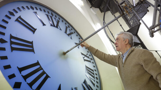 El reloj de la Puerta del Sol, que el día 31 dará las campanadas de Nochevieja, tras la puesta apunto que le han realizando para que marque con total precisión el cambio de año. EFE/Mariscal
