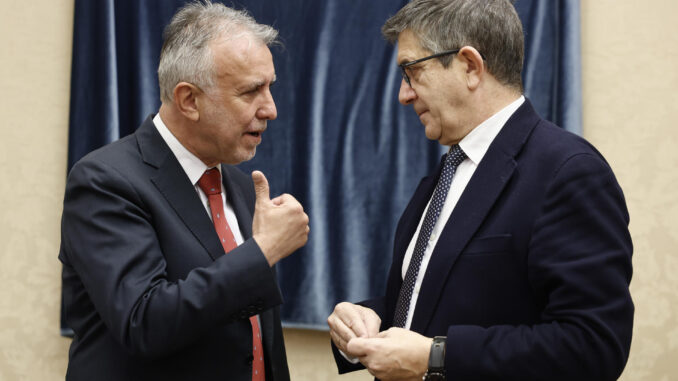 El ministro de Política Territorial y Memoria Democrática, Ángel Víctor Torres (i), en el Congreso de los Diputados en un acto previo a la conmemoración del 46 Aniversario de la Carta Magna, conversa con el portavoz parlamentario del PSOE, Patxi López. EFE/ Sergio Perez
