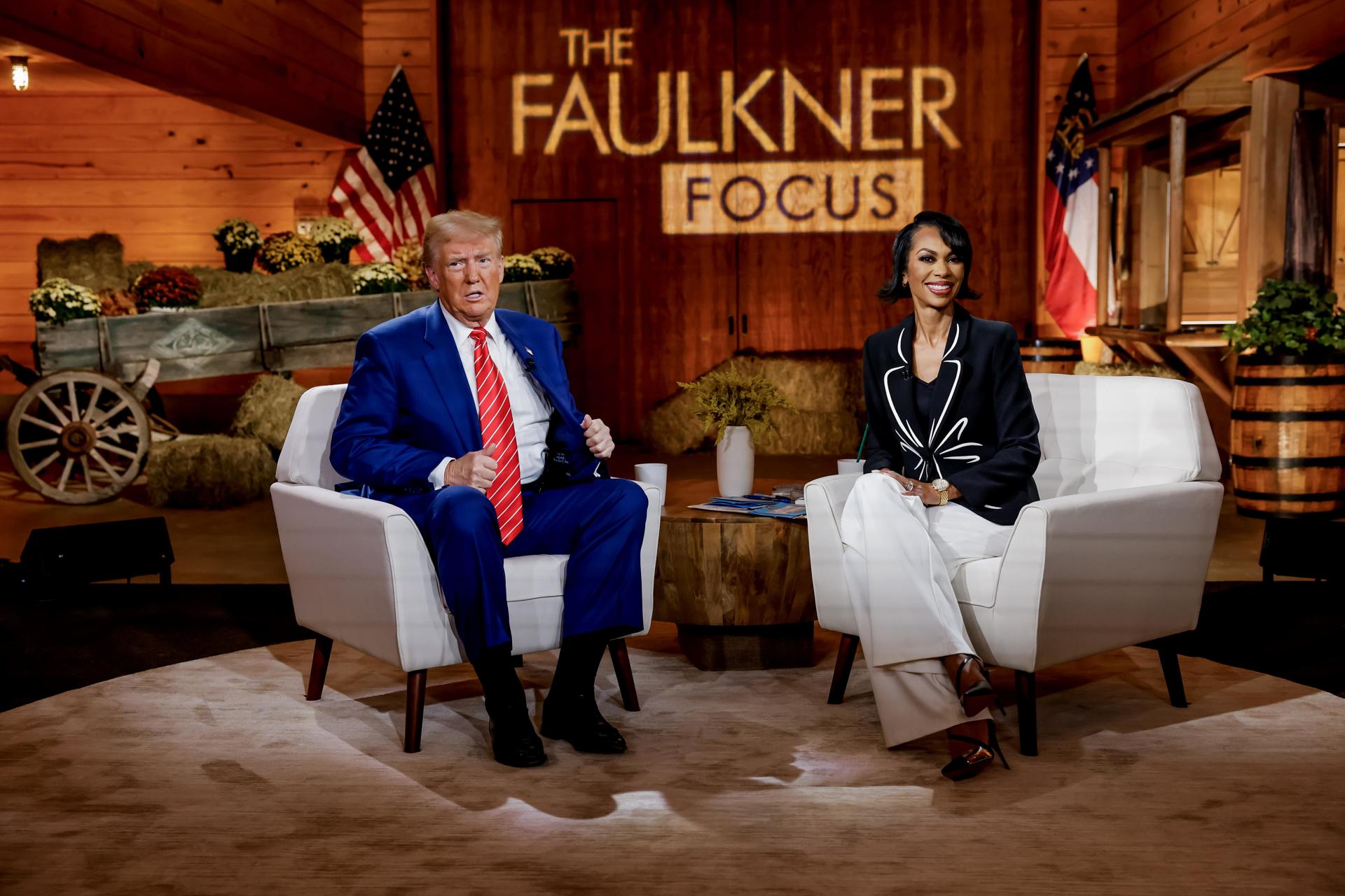 Fotografía de archivo del 15 de octubre de 2024 del entonces candidato y hoy presidente de los Estados Unidos Donald Trump (i), y la presentadora Harris Faulkner durante el programa de Fox News Channel Faulkner Focus Town Hall, en Georgia (Estados Unidos). EFE/ Erik S. Lesser ARCHIVO
