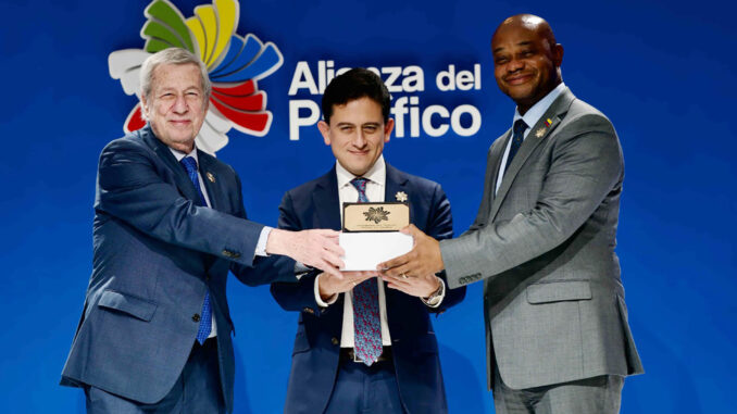 Fotografía cedida por el ministerio de Relaciones Exteriores de Chile, del canciller chileno, Alberto Van Klaveren (i), el ministro de Comercio, Industria y Turismo de Colombia, Luis Carlos Reyes (c)  y el canciller de Colombia, Luis Murillo, durante la ceremonia de traspaso de la Presidencia Pro Tempore de la Alianza del Pacífico de Chile a Colombia, este viernes en Santiago (Chile). EFE/ Ministerio Relaciones Exteriores de Chile
