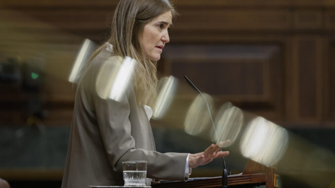 La vicepresidenta tercera y ministra para la Transformación Digital, Sara Aagesen, interviene en el pleno que se celebra este miércoles en el Congreso. EFE/ Mariscal
