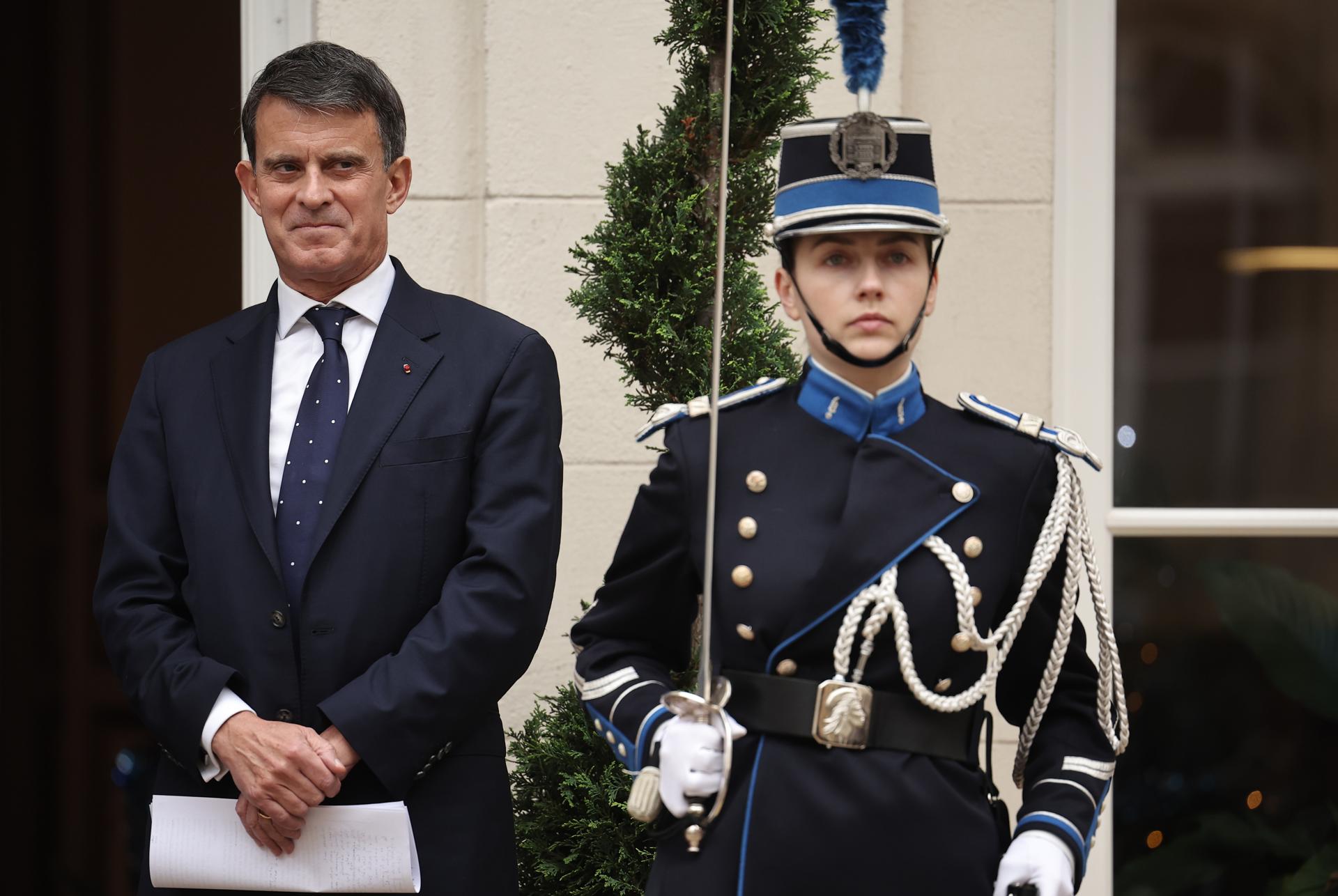 El nuevo ministro francés de Territorios de Ultramar, Manuel Valls, asiste a la ceremonia de traspaso en el Ministerio de Justicia francés, 24 de diciembre de 2024. El nuevo gobierno del primer ministro francés Francois Bayrou fue anunciado ayer. EFE/CHRISTOPHE PETIT-TESSON
