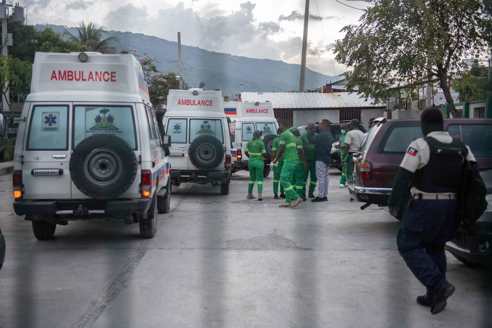 Fotografía donde se observan ambulancias al interior del hospital La Paixe este martes 24 de diciembre, en Puerto Príncipe (Haití).EFE/ Johnson Sabin
