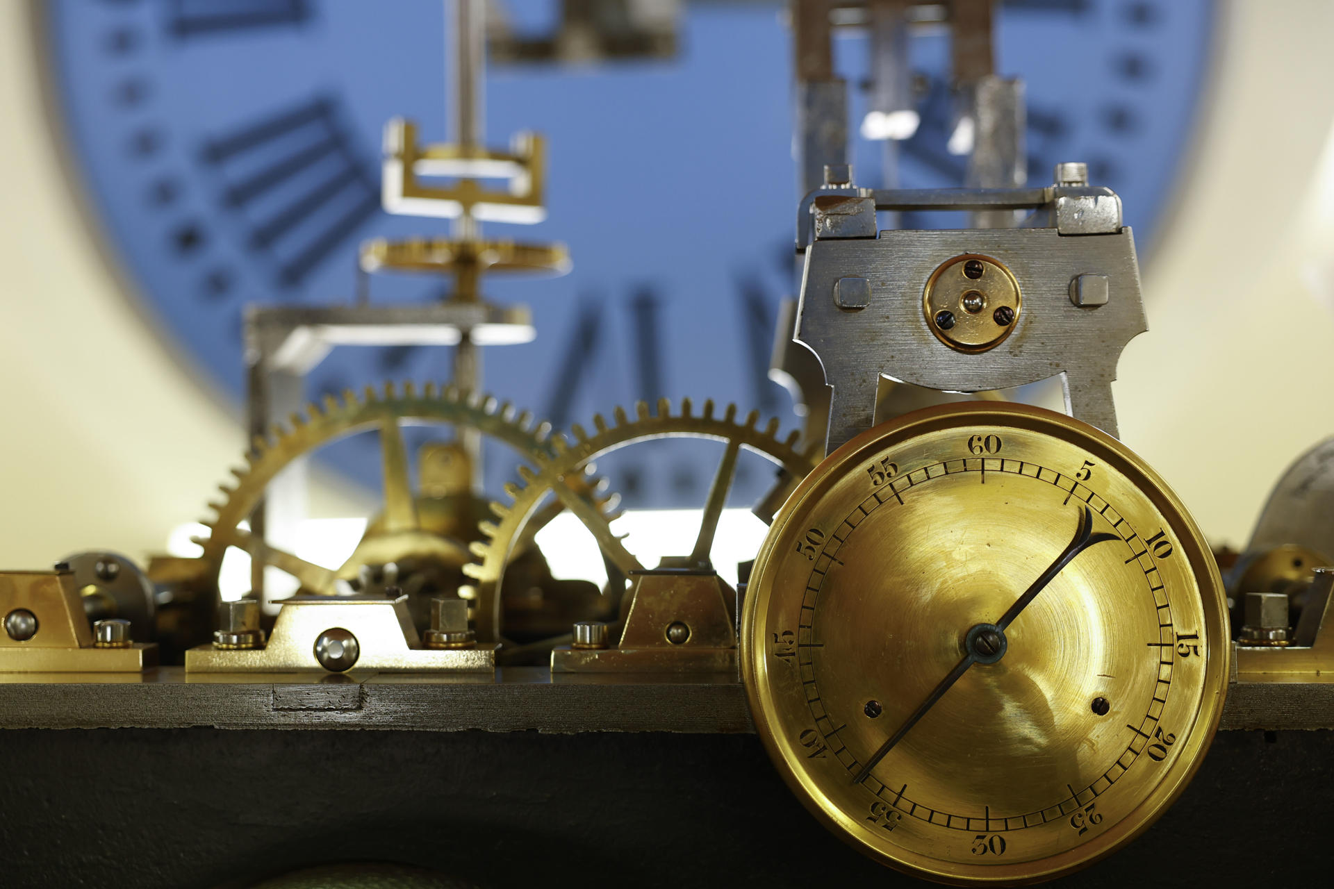 El reloj de la Puerta del Sol, que el día 31 dará las campanadas de Nochevieja, tras la puesta apunto que le han realizando para que marque con total precisión el cambio de año. EFE/Mariscal
