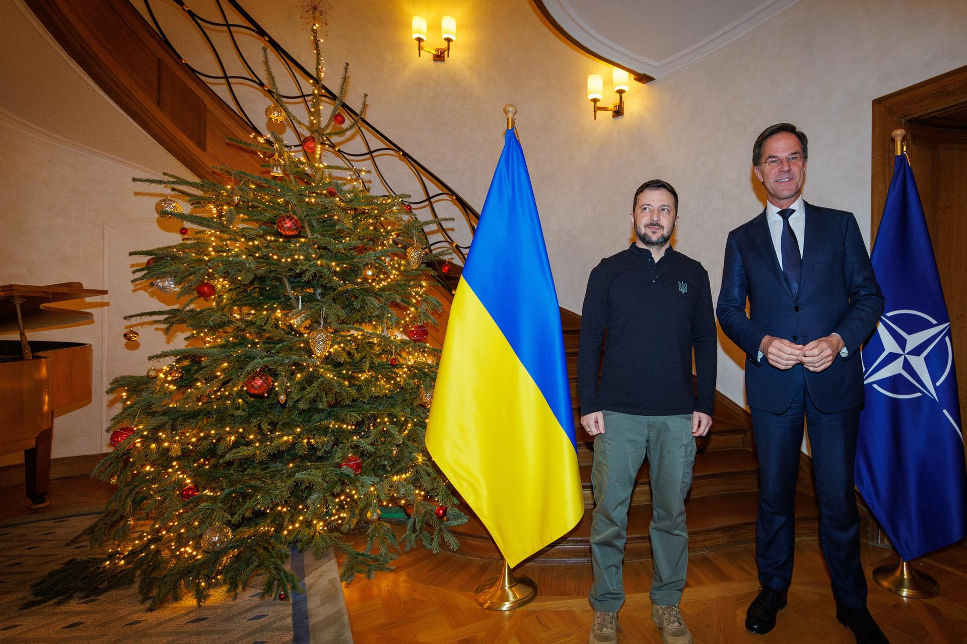 El Secretario General de la OTAN, Mark Rutte (D), se reúne con el Presidente de Ucrania, Volodymyr Zelensky (I), en la Residencia del Secretario General de la OTAN en Bruselas, Bélgica, el 18 de diciembre de 2024. (Zelenski, Bélgica, Ucrania, Bruselas) EFE/EPA/OLIVIER MATTHYS / POOL
