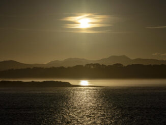 Amanece en la bahía de Santander sobre la playa del Puntal en estos últimos días del otoño, los más cortos del año. EFE/ ROMÁN G. AGUILERA