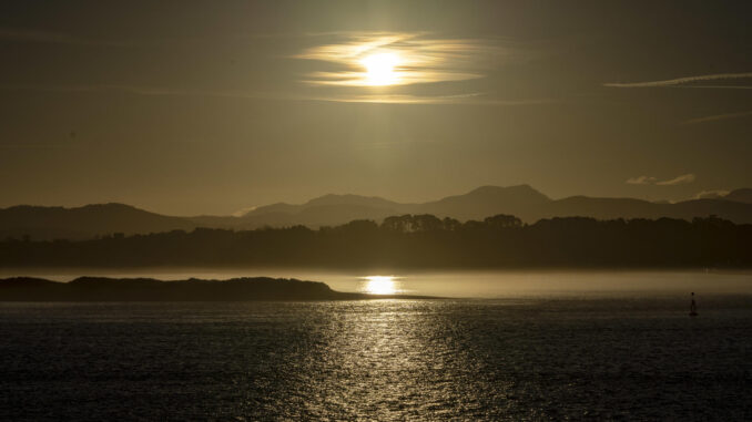 Amanece en la bahía de Santander sobre la playa del Puntal en estos últimos días del otoño, los más cortos del año. EFE/ ROMÁN G. AGUILERA
