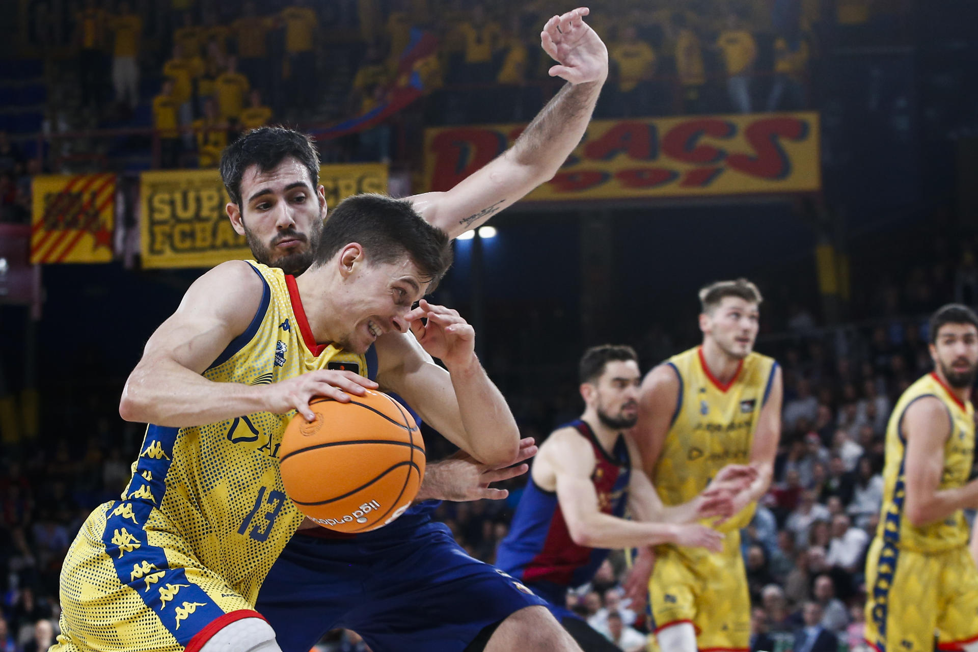 El escolta del Morabanc Andorra "Chumi" Ortega (i) durante el partido de la jornada 12 de la Liga Endesa disputado en el Palau Blaugrana entre el FC Barcelona y el Morabanc Andorra. EFE/ Quique García
