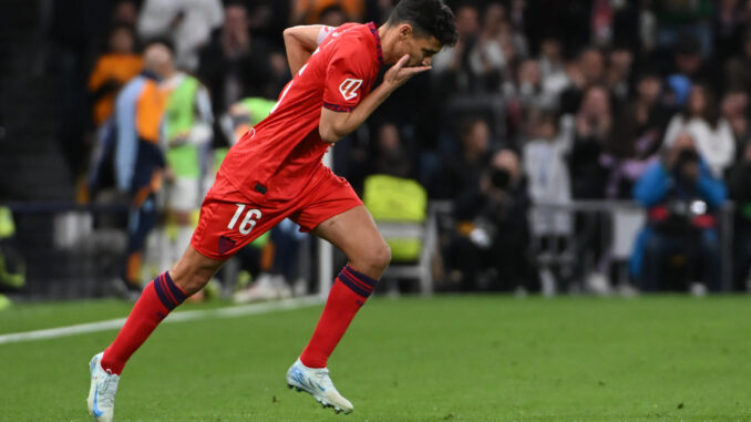 El defensa del Sevilla Jesús Navas sale al terreno de juego en el que será su último partido como futbolista profesional durante el encuentro de LaLiga entre el Real Madrid y el Sevilla, este domingo en el estadio Santiago Bernabéu. EFE/ Fernando Villar
