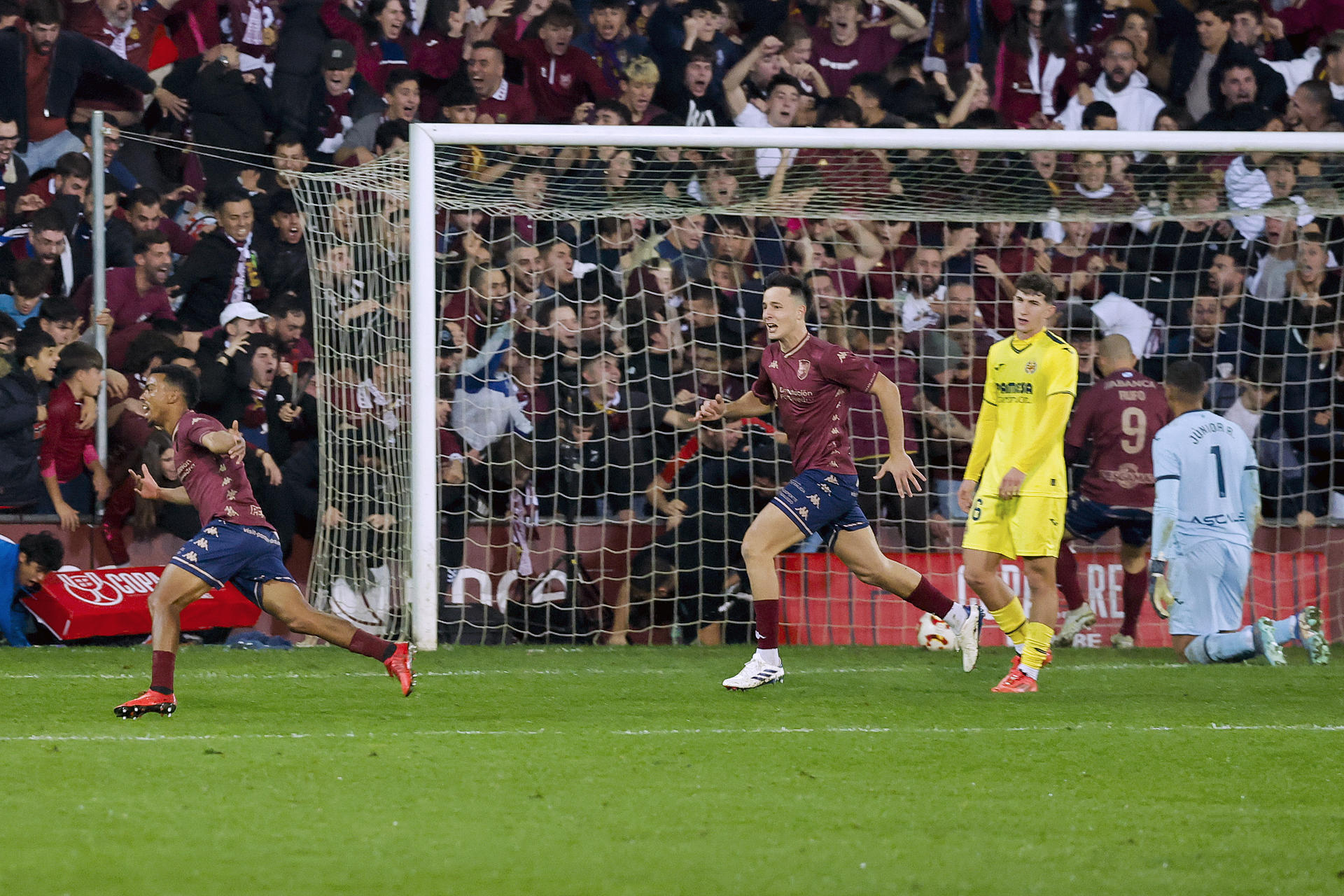 Los jugadores del Pontevedra celebran el gol que les ha servido para eliminar al Villarreal durante el encuentro correspondiente a la segunda ronda de la Copa del Rey que han disputado este miércoles en el Estadio Municipal de Pasarón, en Pontevedra. EFE/ Lavandeira Jr
