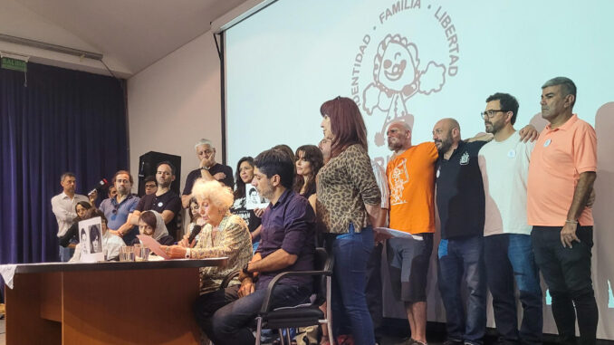 Fotografía cedida por la oficina de prensa de Las Abuelas de Plaza de Mayo en la que participan de una rueda de prensa, en el Espacio Memoria y Derechos Humanos, en Buenos Aires (Argentina). EFE/ Prensa Abuelas Plaza De Mayo
