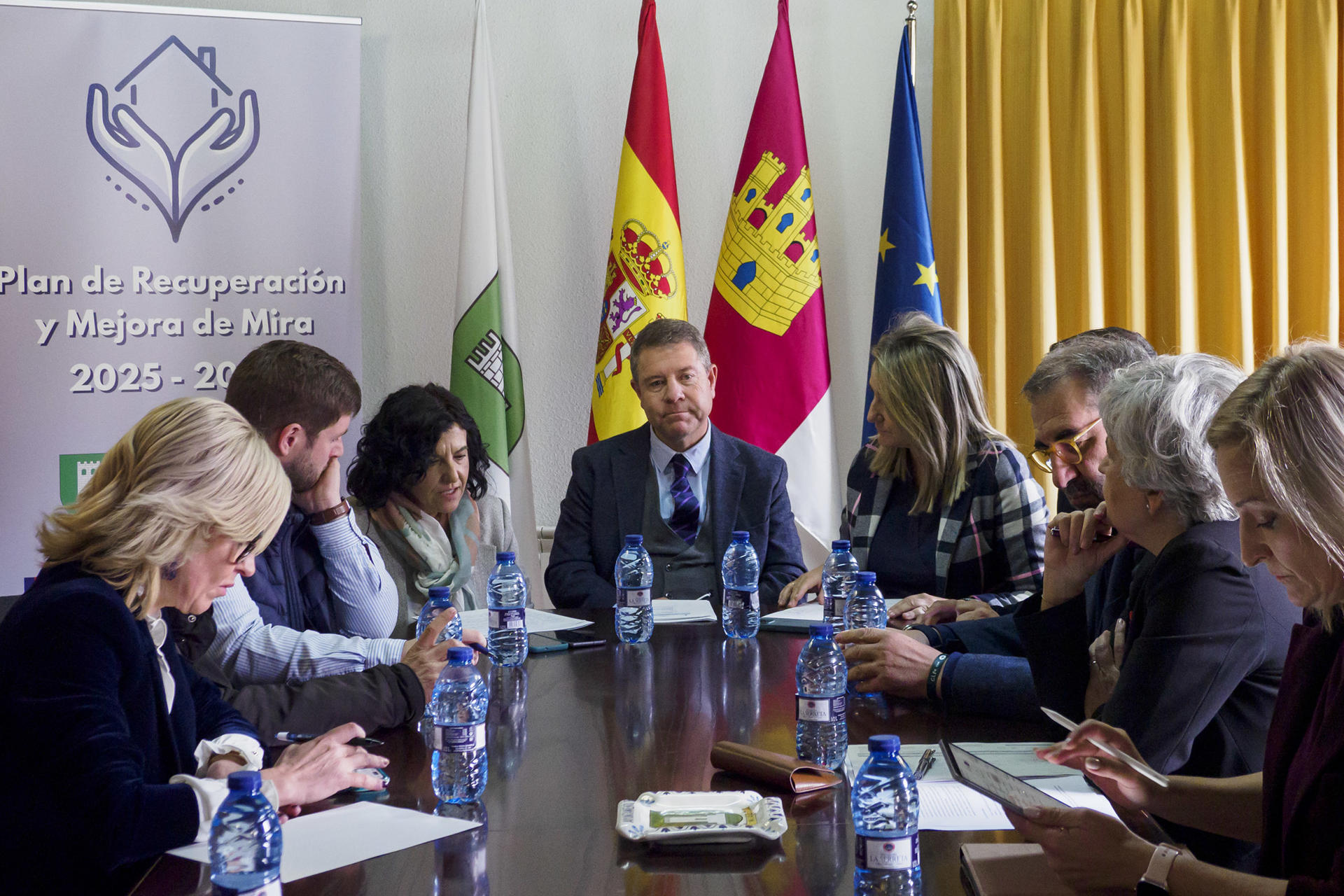 El presidente de la comunidad de Castilla-La Mancha, Emiliano García Page (c) junto con otros representantes de los diferentes organismos de gobierno , durante la reunión llevada a cabo en el Ayuntamiento de Mira, Cuenca, para abordar el Plan Mira 2024-2028. EFE / Álvaro del Olmo
