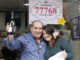 La lotera María del Carmen Rodríguez y su padre, Rafael Rodríguez, celebran a las puertas de la administración de lotería La Estrella, en Paiporta (Valencia), cerca del barranco del Poio, haber vendido parte de un cuarto (el 77.768) y de un quinto premio (el 37.876) del Sorteo Extraordinario de Navidad, este domingo. EFE/Ana Escobar