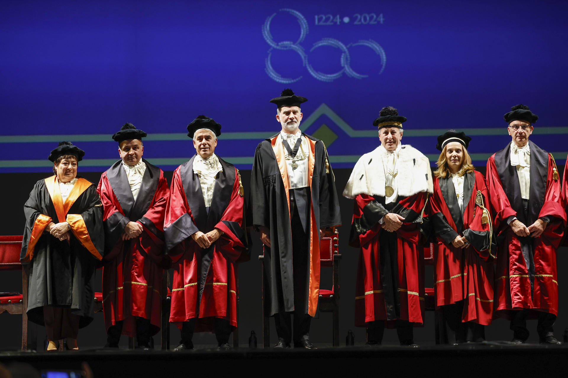 El rey Felipe VI (c) durante una ceremonia celebrada este jueves en el Teatro San Carlos de Roma (Italia), en la que ha sido investido como Doctor Honoris Causa por la Universidad Federico II de Nápoles, coincidiendo con el VIII centenario de su fundación, en el ámbito de su viaje oficial que finaliza hoy. EFE/ Chema Moya
