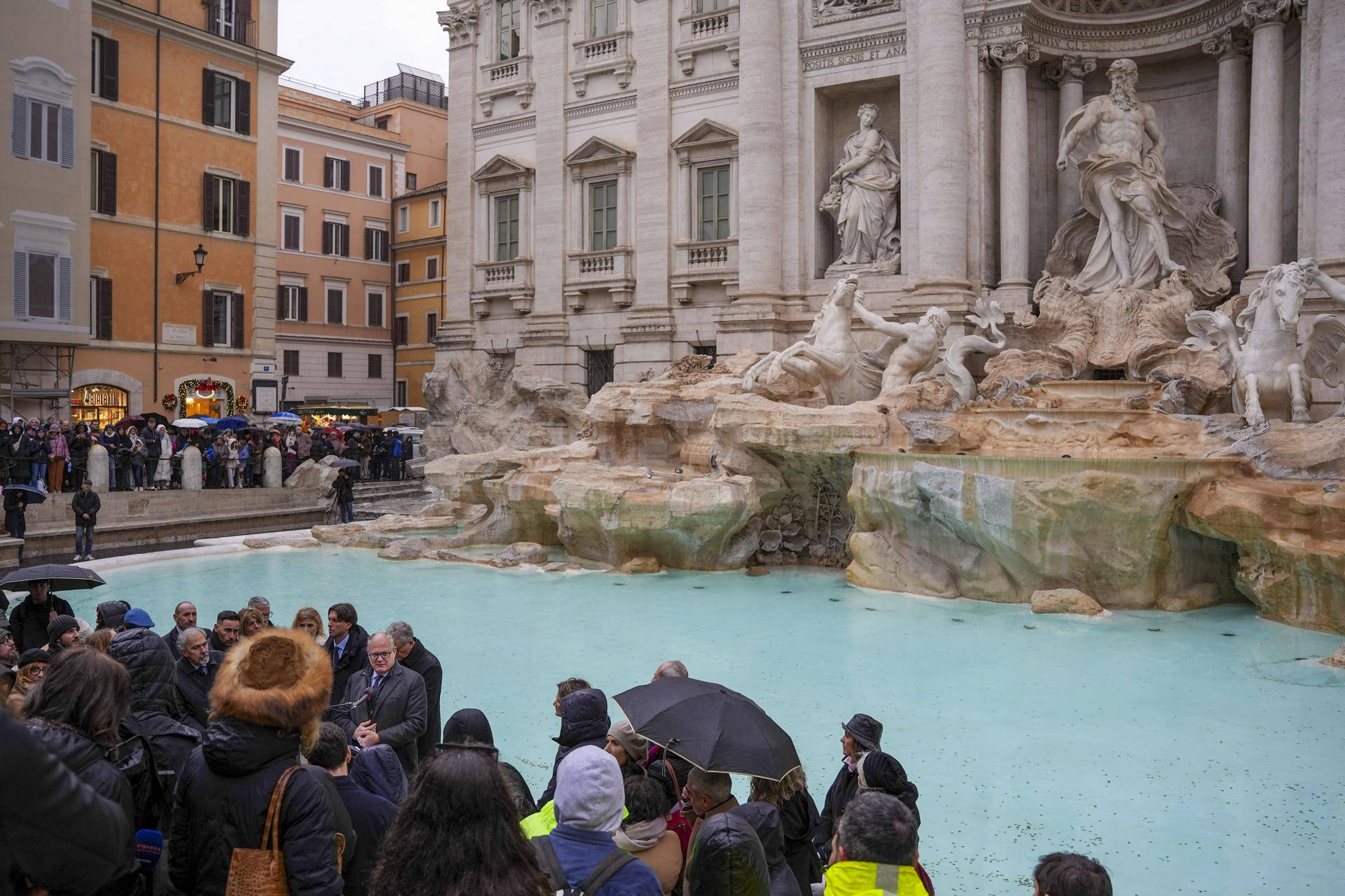 Roma.- El agua ha vuelto a brotar este domingo en la Fontana de Trevi de Roma tras dos meses de mantenimiento para que pueda lucir durante el Jubileo, ahora con un sistema que permitirá verla -y lanzar la moneda- a un máximo de 400 personas a la vez. EFE/Ayuntamiento de Roma SOLO USO EDITORIAL/SOLO DISPONIBLE PARA ILUSTRAR LA NOTICIA QUE ACOMPAÑA (CRÉDITO OBLIGATORIO)
