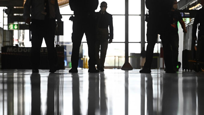 Agentes de la Policía Nacional en el Aeropuerto Adolfo Suárez Madrid-Barajas. EFE/Fernando Villar
