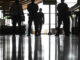 Agentes de la Policía Nacional en el Aeropuerto Adolfo Suárez Madrid-Barajas. EFE/Fernando Villar