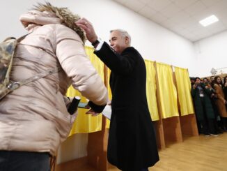 Mogosoaia (Romania), 01/12/2024.- El ganador de la primera vuelta de las presidenciales, el prorruso Calin Georgescu, saluda a una simpatizante en un colegio electoral durante la jornada de votación de los comicios legislativos celebrados el domingo en Rumania. (Elecciones, Rumanía, Bucarest) EFE/EPA/ROBERT GHEMENT