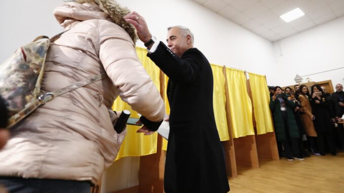 Mogosoaia (Romania), 01/12/2024.- El ganador de la primera vuelta de las presidenciales, el prorruso Calin Georgescu, saluda a una simpatizante en un colegio electoral durante la jornada de votación de los comicios legislativos celebrados el domingo en Rumania. (Elecciones, Rumanía, Bucarest) EFE/EPA/ROBERT GHEMENT
