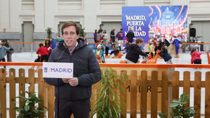 El alcalde de Madrid, José Luis Martínez-Almeida hace declaraciones a los medios durante la inauguración de la tradicional pista de hielo Galería de Cristal del Palacio de Cibeles en Madrid este viernes. EFE/J.P.Gandul
