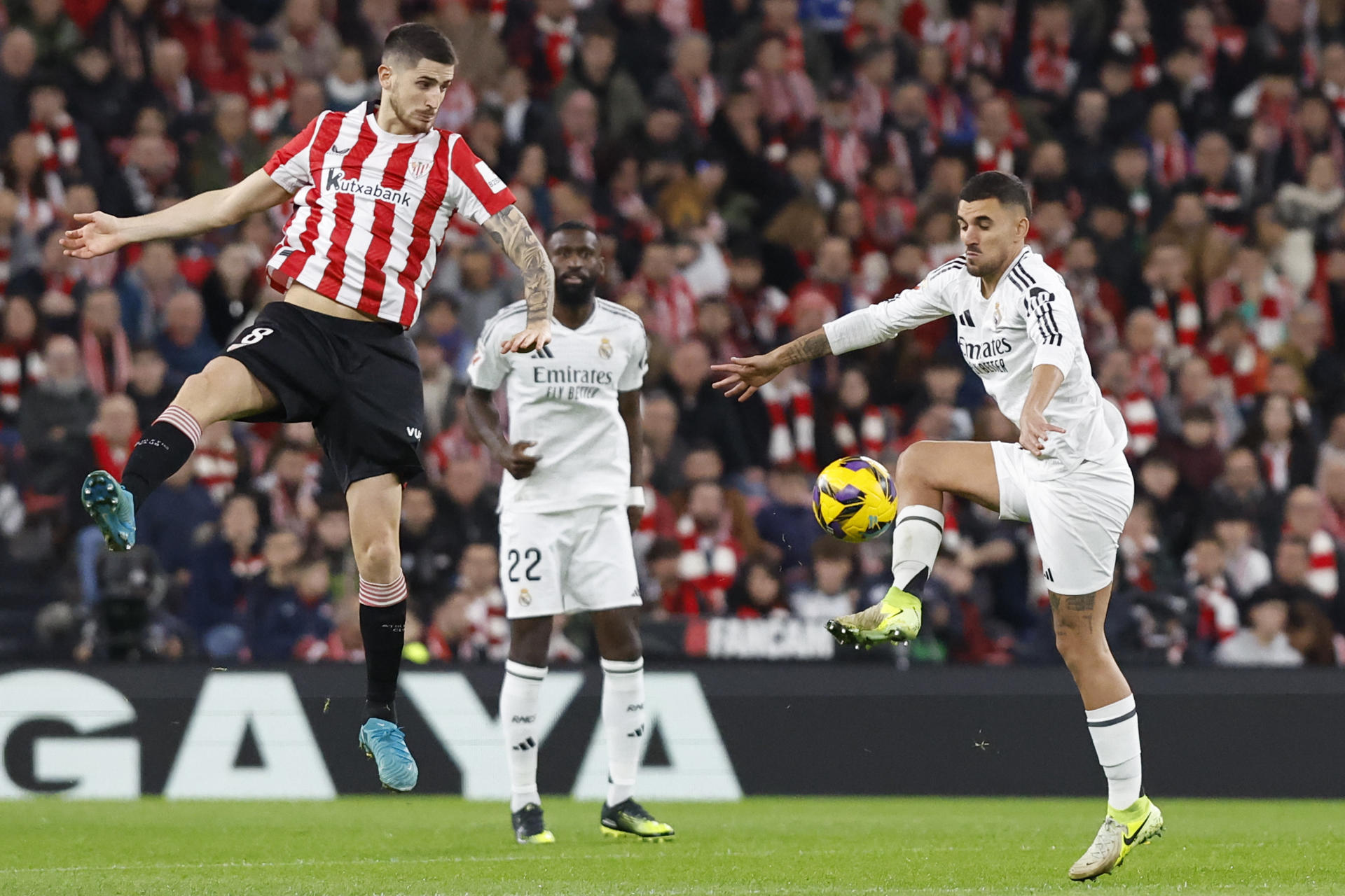 El centrocampista del Real Madrid Daniel Ceballos (d) lucha con Oihan Sancet, del Athletic Club, durante el partido de la jornada 19 de LaLiga que Athletic Club de Bilbao y Real Madrid disputan este miércoles en el estadio de San Mamés, en Bilbao. EFE/Miguel Tona
