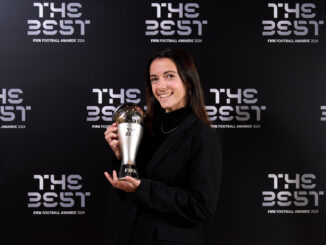 La centrocampista del FC Barcelona Aitana Bonmatí posa con el trofeo . EFE/Photo by Alex Caparros - FIFA/FIFA via Getty Images)