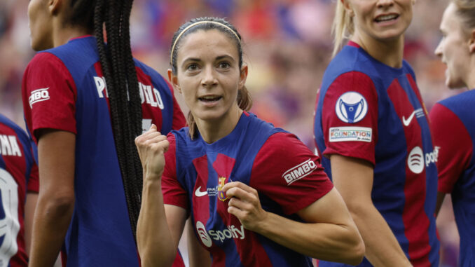 La centrocampista del FC Barcelona Aitana Bonmatí posa con el trofeo . EFE/Photo by Alex Caparros - FIFA/FIFA via Getty Images)
