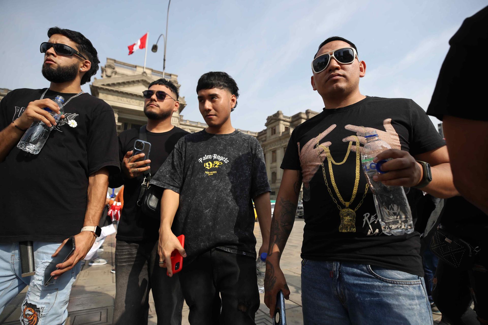 Miembros del gremio de barberos de Lima participan en una movilización este miércoles, en Lima (Perú). EFE/ Paolo Aguilar
