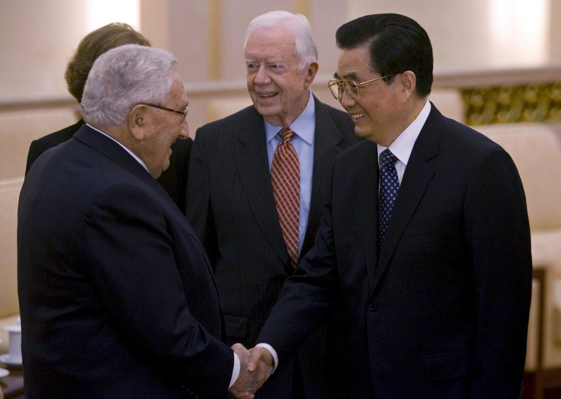 El presidente chino, Hu Jintao (d), estrecha la mano del ex secretario de Estado estadounidense Henry Kissinger (i) y en presencia el ex presidente estadounidense Jimmy Carter (c) durante su encuentro mantenido en el Gran Salón del Pueblo en Pekín, China, 12 de enero de 2009. Carter y Kissinger se encuentran en China para celebrar el 30 aniversario del establecimiento de sus relaciones diplomáticas que comenzaron el 1 de enero de 1979. EFE/Elizabeth Dalziel. POOL
