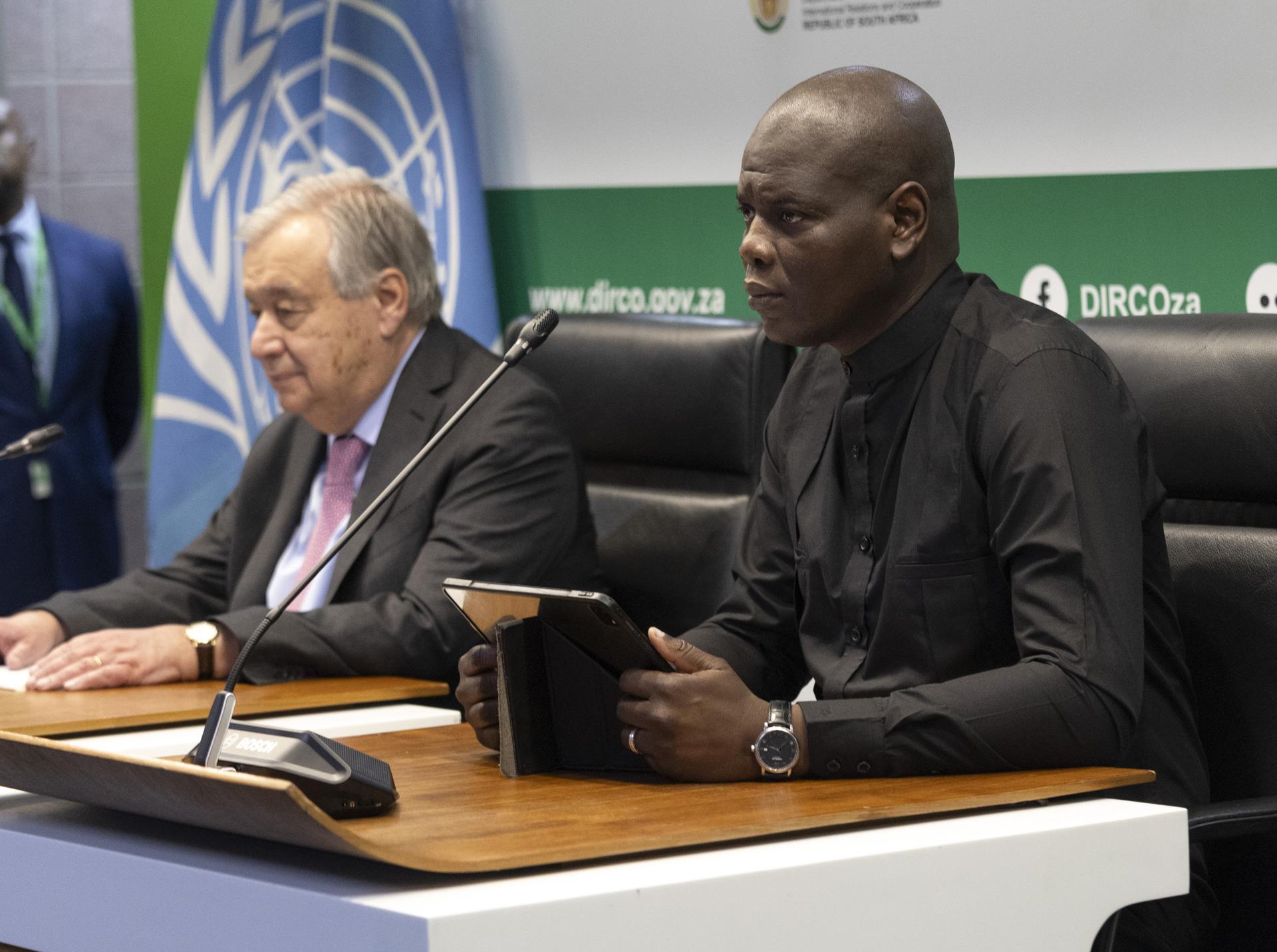 El Ministro de Relaciones Internacionales y Cooperación de Sudáfrica, Ronald Lamola (D), y el Secretario General de las Naciones Unidas, Antonio Guterres (I), asisten a una conferencia de prensa conjunta durante la visita de este último a Pretoria, Sudáfrica, el 11 de diciembre de 2024. Sudáfrica es el primer país africano en ejercer la presidencia rotativa del G20 durante un año, la cual Sudáfrica asumió el 01 de diciembre de 2024. Sudáfrica EFE/EPA/KIM LUDBROOK
