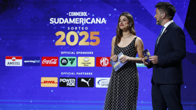 Los presentadores Marina Granziera (i) y Juan José Buscalia participan en el sorteo de la primera fase de la Copa Sudamericana 2025. EFE/ Juan Pablo Pino
