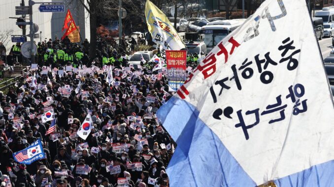 Los partidarios del presidente Yoon Suk Yeol realizan una manifestación cerca de la residencia presidencial en Seúl, Corea del Sur, 31 de diciembre de 2024. Un tribunal de Seúl emitió una orden de detención contra el destituido Yoon el 31 de diciembre por su fallida imposición de la ley marcial. (Protests, South Korea, Seoul) 
EFE/EPA/YONHAP SUDCOREA FUERA
