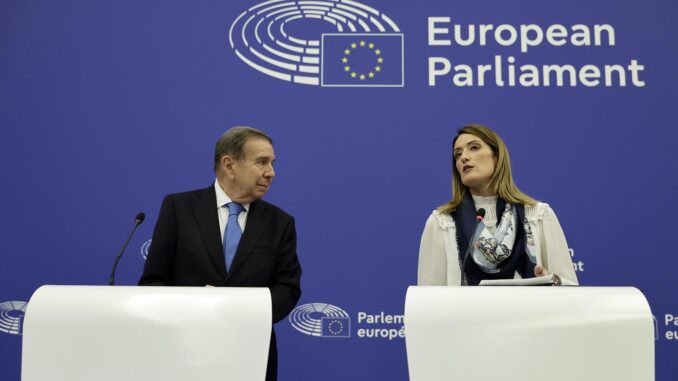 La presidenta del Parlamento Europeo, Roberta Metsola, y el líder opositor venezolano Edmundo González Urrutia. EFE/EPA/RONALD WITTEK
