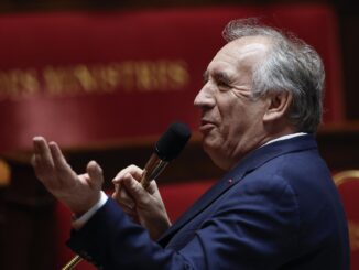 El Primer Ministro francés, Francois Bayrou, habla durante una sesión de Preguntas al gobierno en la Asamblea Nacional Francesa en París, Francia, el 17 de diciembre de 2024. (Francia) EFE/EPA/YOAN VALAT