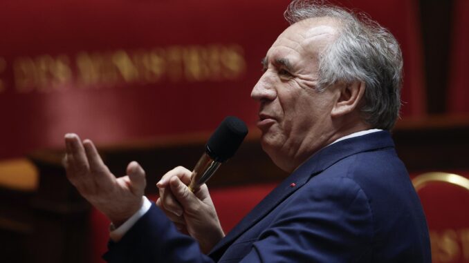 El Primer Ministro francés, Francois Bayrou, habla durante una sesión de Preguntas al gobierno en la Asamblea Nacional Francesa en París, Francia, el 17 de diciembre de 2024. (Francia) EFE/EPA/YOAN VALAT
