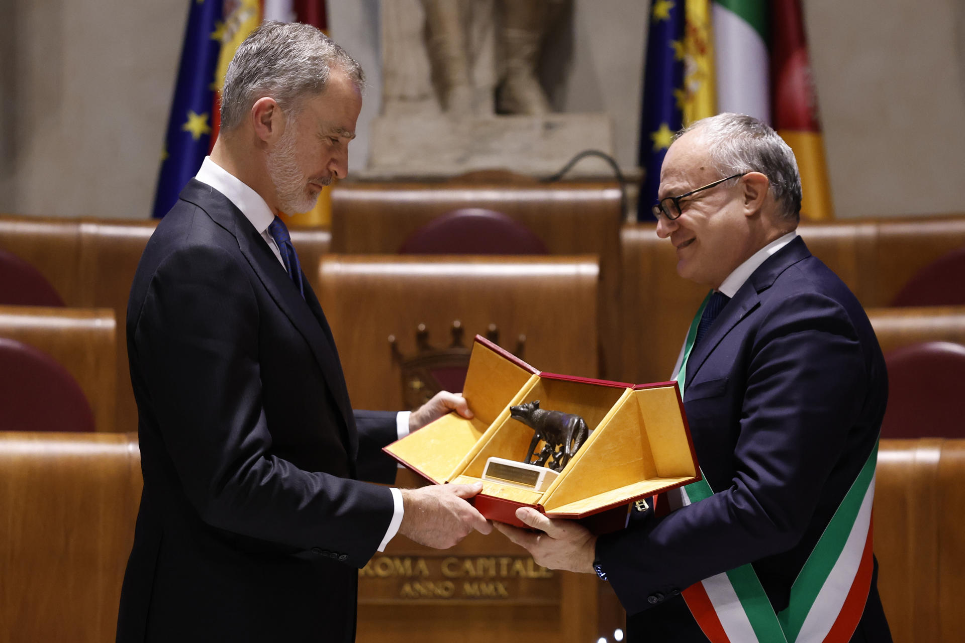 El rey Felipe VI (i) posa junto al alcalde de Roma, Roberto Gualtieri, después de recibir un reconocimiento en honor a los Reyes de España durante su visita este miércoles al Ayuntamiento de Roma. EFE/ Chema Moya
