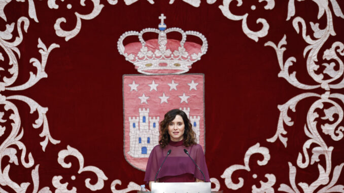 La presidenta de la Comunidad de Madrid, Isabel Diaz Ayuso interviene en el acto de homenaje a la Constitución Española, este martes en la Casa de Correos, sede del gobierno regional. EFE/ Mariscal
