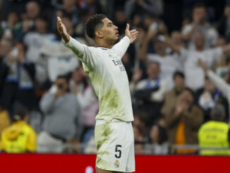 El centrocampista inglés del Real Madrid Jude Bellingham celebra el primer gol de su equipo en el partido de LaLiga entre el Real Madrid y el Getafe, este domingo en el estadio Santiago Bernabéu. EFE/Ballesteros