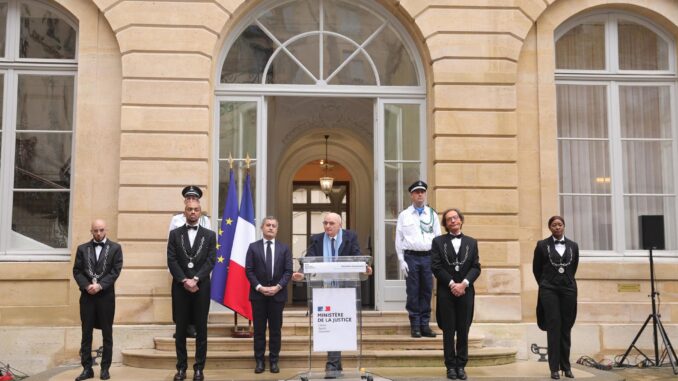 Los integrantes del Gobierno nombrado por el primer ministro francés, François Bayrou, asumieron este martes sus cargos reconociendo que la situación política es muy inestable y que precisarán de alianzas para no correr la misma suerte que el efímero Ejecutivo precedente.  EFE/EPA/TERESA SUAREZ
