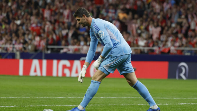 El portero del Real Madrid Thibaut Courtois retira un objeto lanzado desde el fondo sur del Metropolitano, en una foto de archivo el derbi del pasado 29 de septiembre. EFE/Ballesteros
