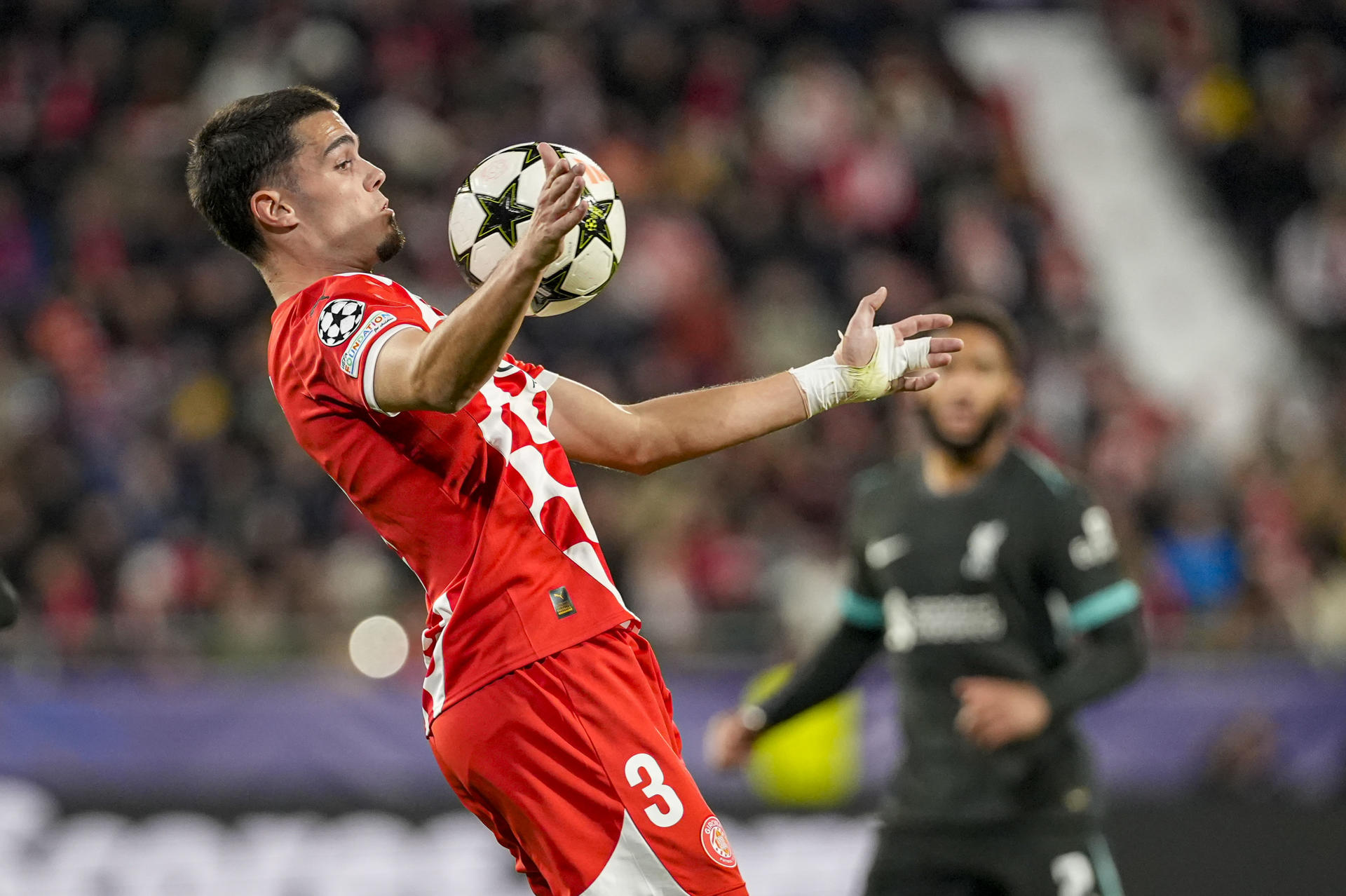 El centrocampista del Girona Miguel Gutiérrez, durante el partido de Liga de Campeones que Girona FC y Liverpool FC disputan este martes en el estadio de Montilivi. EFE/David Borrat
