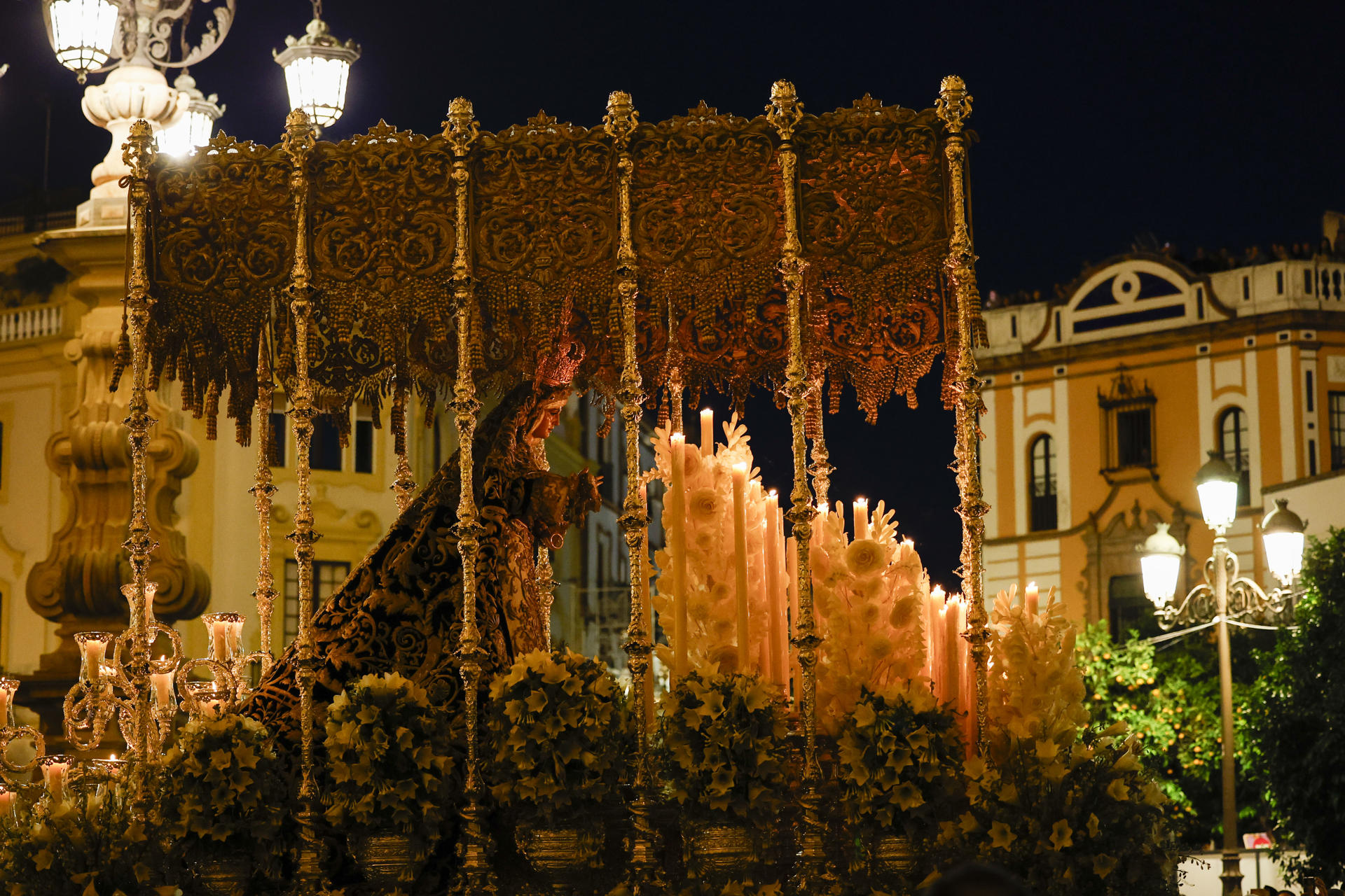 a imagen de Nuestra Señora de la Esperanza de Triana en la procesión de la Magna este domingo que recorre las calles de Sevilla. EFE/ Julio Muñoz.
