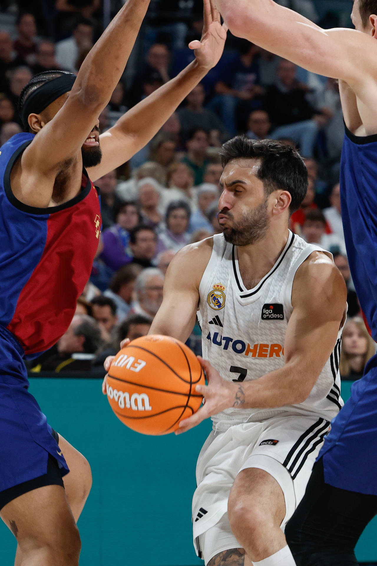 El base del Real Madrid Facundo Campazzo, durante el partido de la Liga Endesa de baloncesto que Real Madrid y FC Barcelona disputan este domingo en el WiZink Center. EFE/Chema Moya
