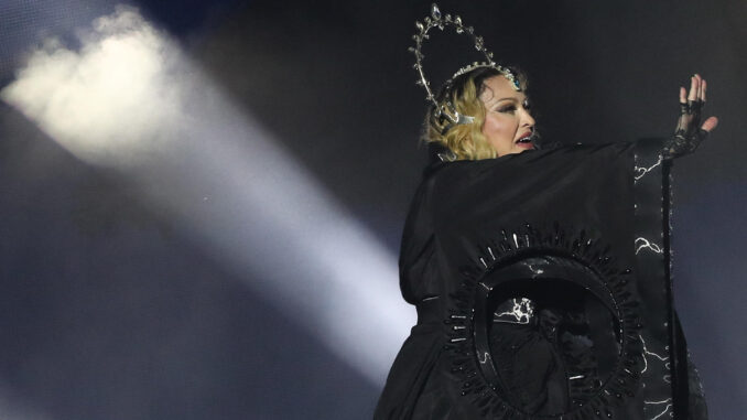 Foto de archivo de la cantante Madonna en un concierto gratuito en Mayo de 2025 en la playa de Copacabana en Río de Janeiro (Brasil). EFE/ André Coelho
