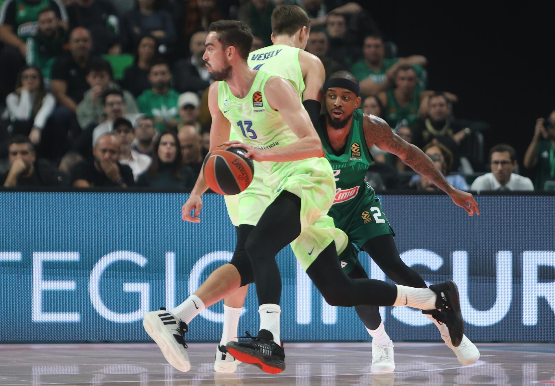 Lorenzo Brown (d), del Panathinaikos, defiende a Tomas Satoransky, del Barcelona, durante el partido de la Euroliga jugado en Atenas. EFE/EPA/PETE ANDREOU
